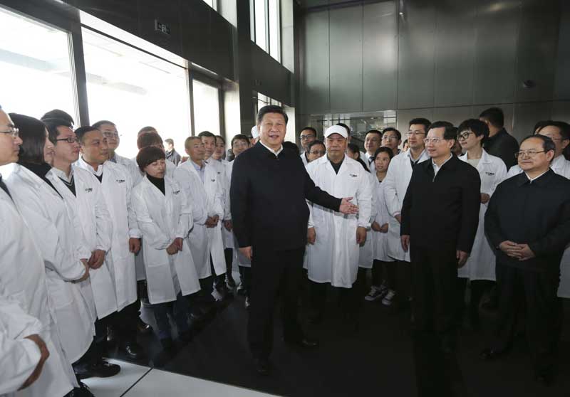 2月1日至3日，中共中央總書記、國家主席、中央軍委主席習(xí)近平來到江西，看望慰問廣大干部群眾和駐贛部隊(duì)。這是2月3日，習(xí)近平在江中集團(tuán)江中藥谷制造基地考察時(shí)同企業(yè)科技人員在一起。新華社記者 蘭紅光 攝