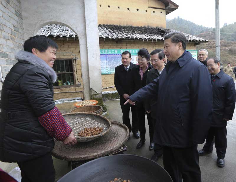 2月1日至3日，中共中央總書記、國(guó)家主席、中央軍委主席習(xí)近平來到江西，看望慰問廣大干部群眾和駐贛部隊(duì)。這是2月2日，習(xí)近平在井岡山市茅坪鄉(xiāng)神山村看望鄉(xiāng)親們。新華社記者 蘭紅光 攝