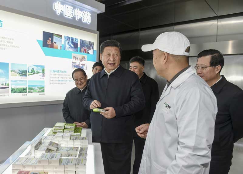 2月1日至3日，中共中央總書記、國家主席、中央軍委主席習(xí)近平來到江西，看望慰問廣大干部群眾和駐贛部隊。這是2月3日，習(xí)近平在江中集團江中藥谷制造基地考察。新華社記者 謝環(huán)馳 攝
