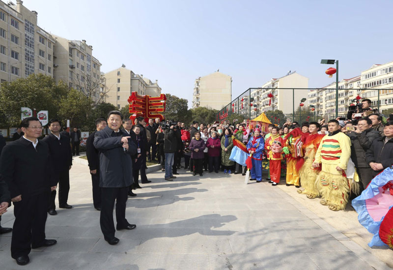 2月1日至3日，中共中央總書記、國家主席、中央軍委主席習(xí)近平來到江西，看望慰問廣大干部群眾和駐贛部隊(duì)。這是2月3日，習(xí)近平在南昌市東湖區(qū)彭家橋街道光明社區(qū)看望社區(qū)居民，給大家拜年。新華社記者 蘭紅光 攝