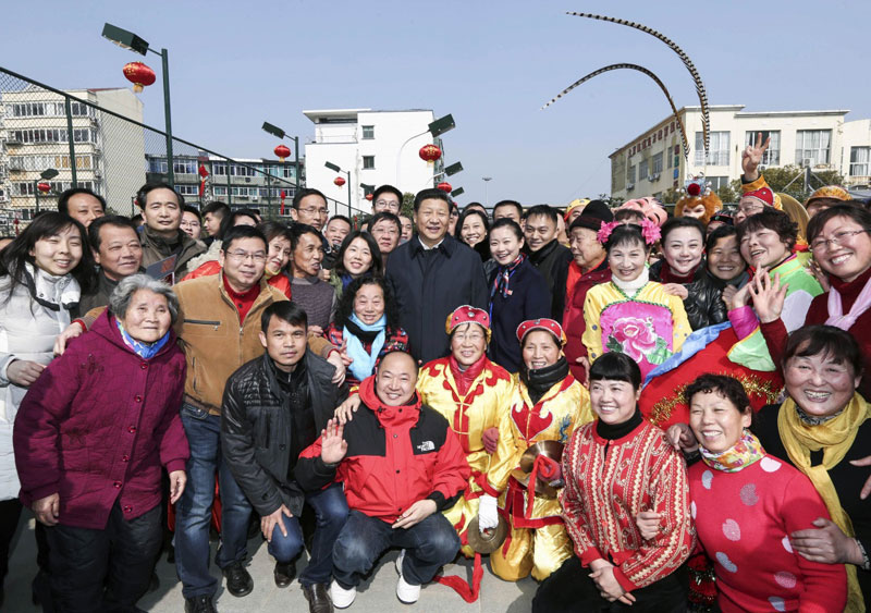 2月1日至3日，中共中央總書記、國(guó)家主席、中央軍委主席習(xí)近平來到江西，看望慰問廣大干部群眾和駐贛部隊(duì)。這是2月3日，習(xí)近平在南昌市東湖區(qū)彭家橋街道光明社區(qū)同居民們合影。新華社記者 蘭紅光 攝