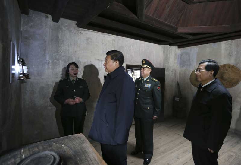 2月1日至3日，中共中央總書記、國家主席、中央軍委主席習近平來到江西，看望慰問廣大干部群眾和駐贛部隊。這是2月2日，習近平在井岡山八角樓革命舊址群參觀當年毛澤東同志住室。新華社記者 蘭紅光 攝