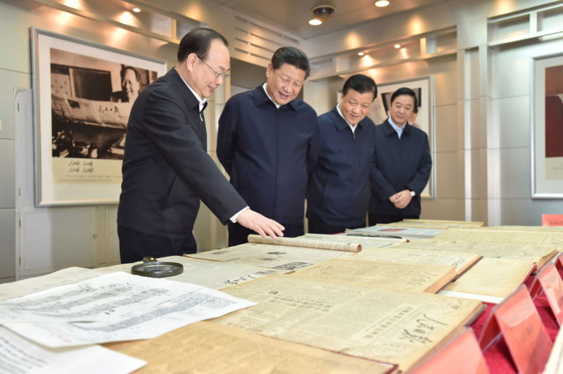2月19日，中共中央總書(shū)記、國(guó)家主席、中央軍委主席習(xí)近平在北京主持召開(kāi)黨的新聞?shì)浾摴ぷ髯剷?huì)，並到中央新聞單位調(diào)研。這是習(xí)近平在人民日?qǐng)?bào)社了解人民日?qǐng)?bào)發(fā)展歷程。新華社記者 李濤 攝