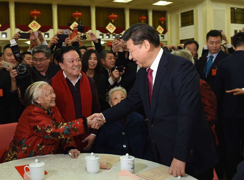 2月6日，中共中央、國(guó)務(wù)院在北京人民大會(huì)堂舉行2016年春節(jié)團(tuán)拜會(huì)。這是中共中央總書記、國(guó)家主席、中央軍委主席習(xí)近平同首都各界人士親切握手，互致問(wèn)候和新春祝福。新華社記者 李學(xué)仁 攝