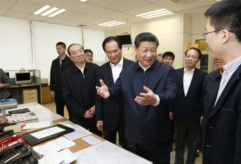 2月19日，中共中央總書記、國家主席、中央軍委主席習近平在北京主持召開黨的新聞輿論工作座談會，並到中央新聞單位調研。這是習近平在新華社國內部同剛從河北正定縣“走基層”回來的記者交談。新華社記者 鞠鵬 攝