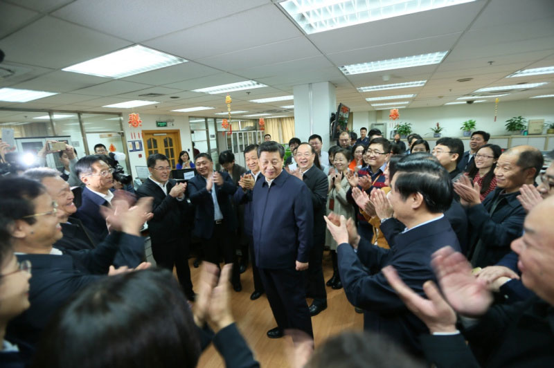2月19日，中共中央總書記、國(guó)家主席、中央軍委主席習(xí)近平在北京主持召開黨的新聞?shì)浾摴ぷ髯剷?huì)，並到中央新聞單位調(diào)研。這是習(xí)近平在人民日?qǐng)?bào)社總編室同編輯們親切交流。新華社記者 蘭紅光 攝