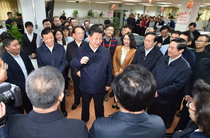 2月19日，中共中央總書記、國家主席、中央軍委主席習(xí)近平在北京主持召開黨的新聞輿論工作座談會，並到中央新聞單位調(diào)研。這是習(xí)近平在人民日報社總編室同編輯們親切交流。新華社記者 李濤 攝