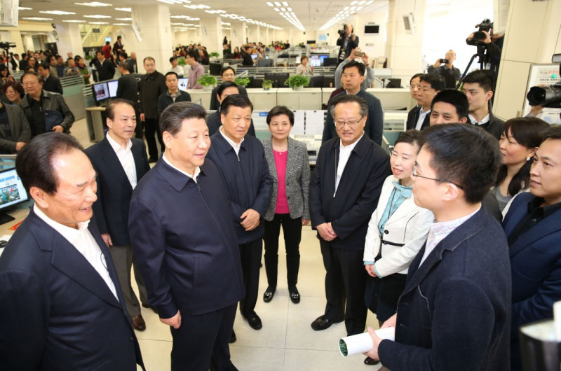 2月19日，中共中央總書記、國家主席、中央軍委主席習近平在北京主持召開黨的新聞輿論工作座談會，並到中央新聞單位調(diào)研。這是習近平在新華社國內(nèi)部同剛從河北正定縣“走基層”回來的記者交談。新華社記者 黃敬文 攝