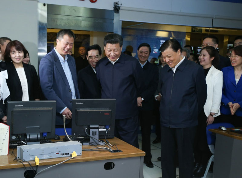 2月19日，中共中央總書記、國家主席、中央軍委主席習(xí)近平在北京主持召開黨的新聞輿論工作座談會，並到中央新聞單位調(diào)研。這是習(xí)近平在中央電視臺《新聞聯(lián)播》導(dǎo)控室向工作人員了解新聞制作導(dǎo)播流程。新華社記者 姚大偉 攝