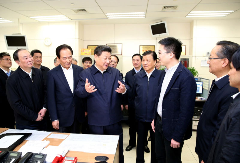 2月19日，中共中央總書記、國家主席、中央軍委主席習近平在北京主持召開黨的新聞輿論工作座談會，並到中央新聞單位調(diào)研。這是習近平在新華社國內(nèi)部同剛從河北正定縣“走基層”回來的記者交談。新華社記者 黃敬文 攝