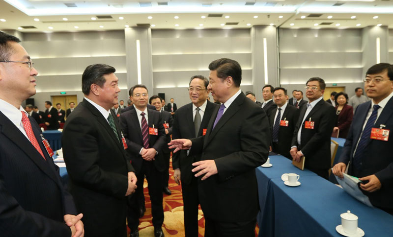 3月4日下午，中共中央總書記、國家主席、中央軍委主席習(xí)近平看望參加全國政協(xié)十二屆四次會議的民建、工商聯(lián)委員，並參加聯(lián)組會，聽取委員們意見和建議。中共中央政治局常委、全國政協(xié)主席俞正聲參加看望和討論。新華社記者 蘭紅光 攝