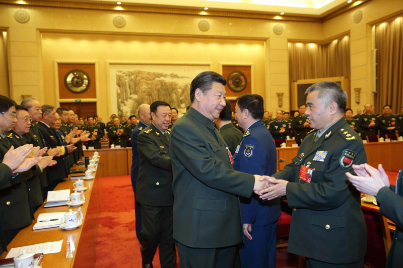 3月13日，中共中央總書記、國家主席、中央軍委主席習近平出席十二屆全國人大四次會議解放軍代表團全體會議並發(fā)表重要講話。這是習近平同軍隊人大代表親切握手。新華社記者 李剛 攝