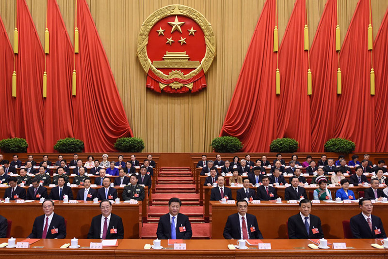 3月16日，十二屆全國(guó)人大四次會(huì)議在北京人民大會(huì)堂閉幕。習(xí)近平、李克強(qiáng)、俞正聲、劉雲(yún)山、王岐山、張高麗等黨和國(guó)家領(lǐng)導(dǎo)人在主席臺(tái)就座?！　⌒氯A社記者 李學(xué)仁 攝