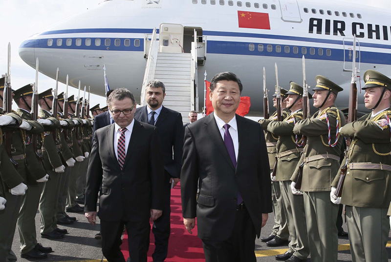 3月28日，國(guó)家主席習(xí)近平乘專機(jī)抵達(dá)布拉格，開(kāi)始對(duì)捷克共和國(guó)進(jìn)行國(guó)事訪問(wèn)。新華社記者 蘭紅光 攝