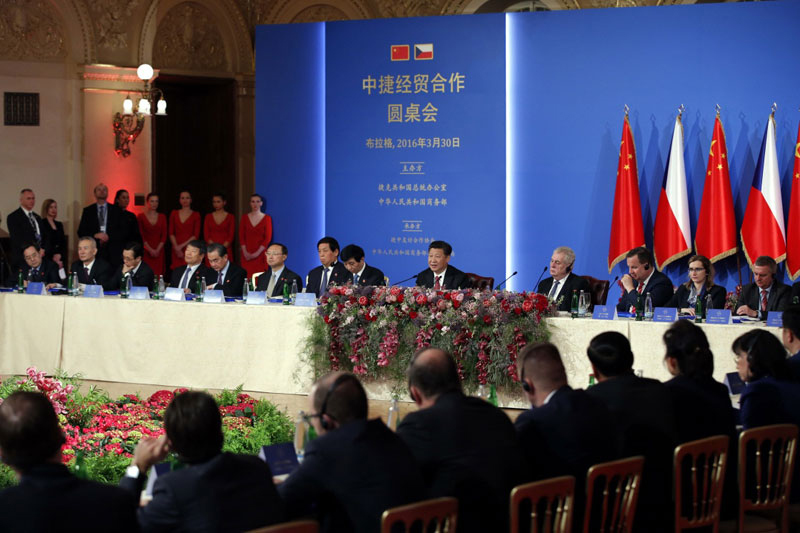 3月30日，國(guó)家主席習(xí)近平同捷克總統(tǒng)澤曼在布拉格共同出席中捷經(jīng)貿(mào)合作圓桌會(huì)。習(xí)近平發(fā)表題為《傳承友誼，繼往開來，開啟中捷經(jīng)貿(mào)合作新時(shí)代》的重要講話。新華社記者 鞠鵬 攝