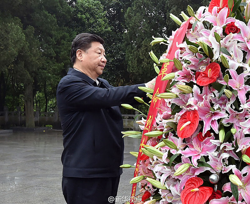 4月24日上午11時30分許，習(xí)近平總書記的身影出現(xiàn)在安徽省六安市金寨縣紅軍廣場。金寨，地處大別山腹地，被譽(yù)為“紅軍的搖籃、將軍的故鄉(xiāng)”。霏霏細(xì)雨中，習(xí)近平向烈士紀(jì)念塔敬獻(xiàn)花籃。隨后，瞻仰了紅軍紀(jì)念堂，參觀了金寨縣革命博物館。