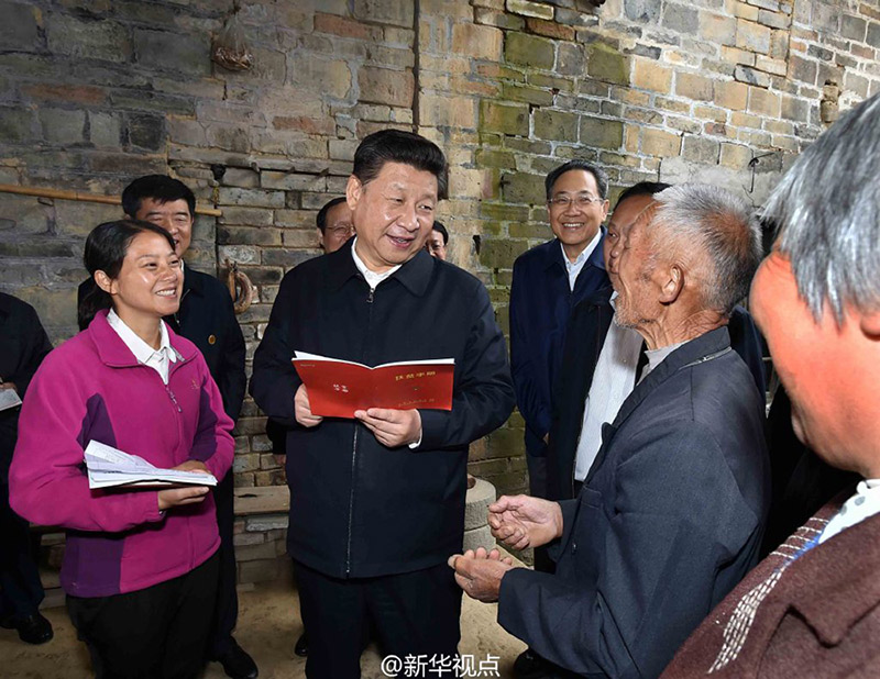 安徽省花石鄉(xiāng)大灣村，68歲的貧困戶汪能?？吹搅?xí)近平總書記沿著石階走向他家，快步迎了上去，緊緊握住總書記的手，激動不已。習(xí)近平拿起桌上的扶貧手冊，一邊看一邊詢問老汪家的情況。