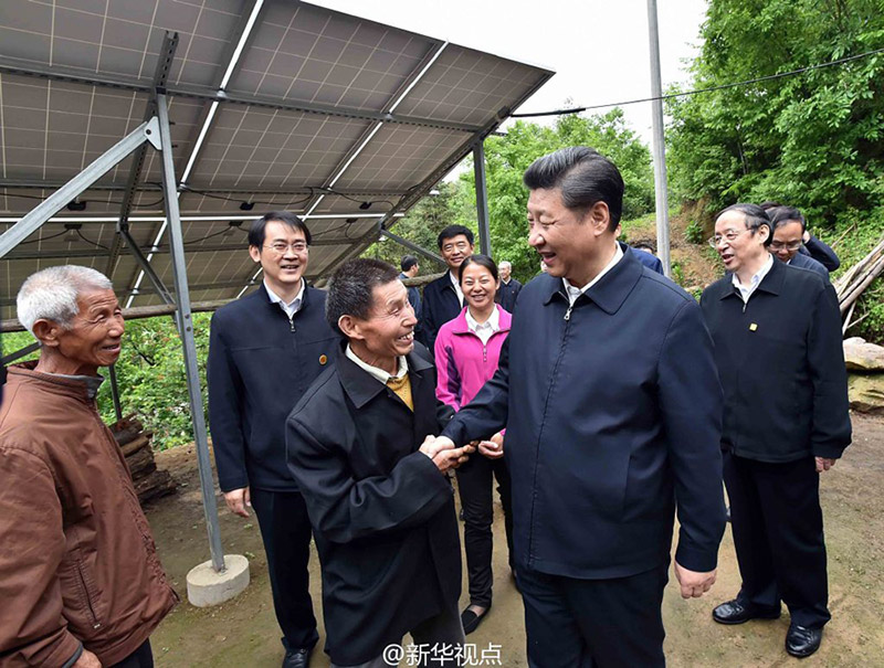 習近平要求各級黨委和政府要懷著對人民的熱愛、按照黨中央提出的精準扶貧要求，打好脫貧攻堅戰(zhàn)，讓老區(qū)人民過上幸福美好生活。