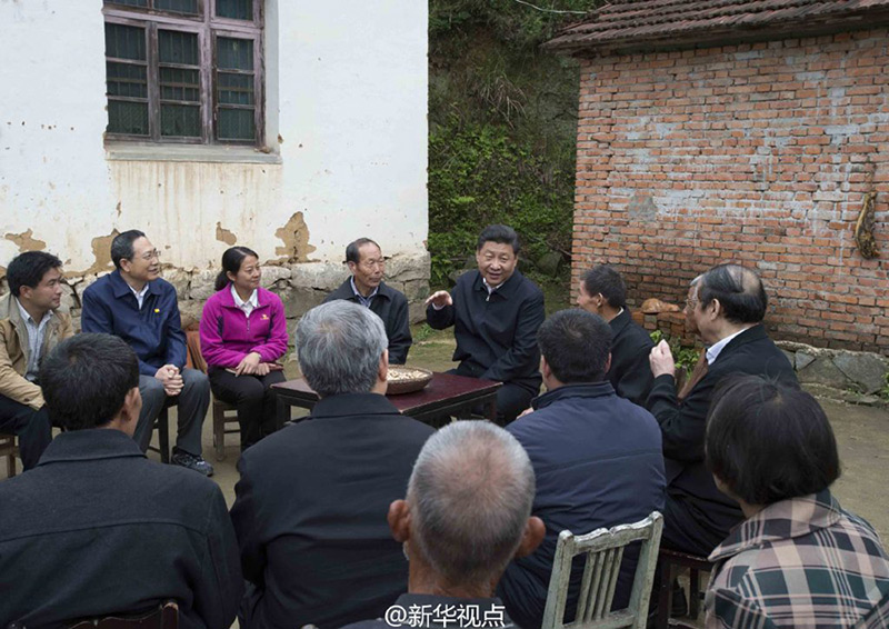 習(xí)近平詳細詢問扶貧工作隊干部配備和工作措施，他說，做好精準扶貧，建檔立卡制度要堅持，依靠群眾精準找到和幫助貧困戶。 