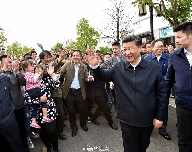 4月25日，習(xí)近平總書記一行驅(qū)車來到安徽省滁州市鳳陽縣小崗村，下麥田、進(jìn)農(nóng)家。他來到“當(dāng)年農(nóng)家”院落，了解當(dāng)年18戶村民按下紅手印，簽訂大包干契約的情景。