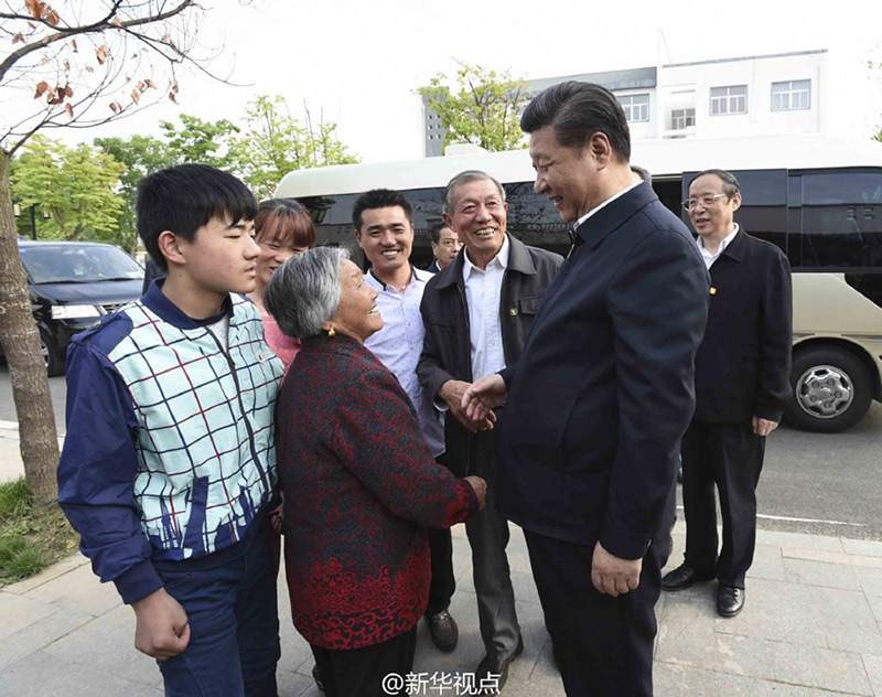 習(xí)近平走進(jìn)吳廣利和當(dāng)年大包干帶頭人嚴(yán)金昌兩戶人家，詢問家庭成員就業(yè)、上學(xué)情況，了解他們用臨街房屋開辦小超市和農(nóng)家樂的狀況。習(xí)近平說，改革開放30多年，真是發(fā)生了翻天覆地的變化。小崗夢也是廣大農(nóng)民的夢。祝你們生活越來越好。
