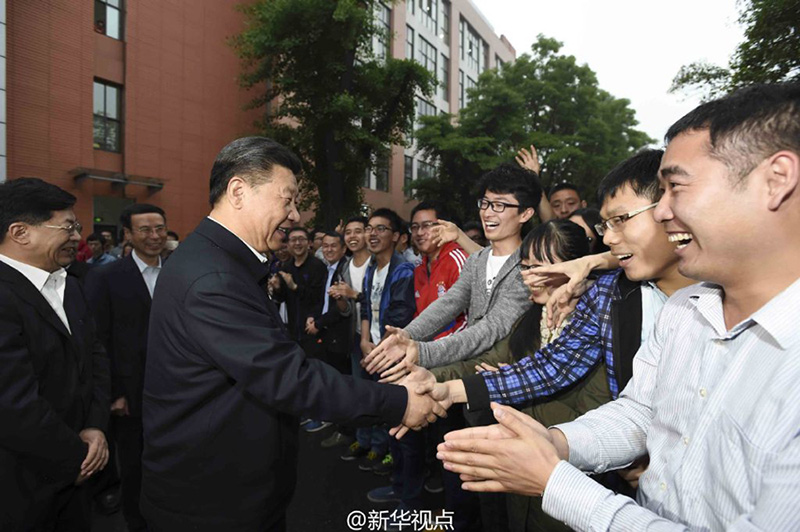 總書記說，過去中國人口多、人手多，現(xiàn)在正轉(zhuǎn)變成人才多。建設(shè)制造業(yè)強(qiáng)國、實(shí)現(xiàn)“兩個(gè)一百年”奮斗目標(biāo)，教育是基礎(chǔ)。我們對中國建設(shè)國際一流大學(xué)、培養(yǎng)國際一流人才充滿自信。
