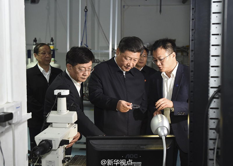 26日下午，習(xí)近平在中國科技大學(xué)自旋磁共振實(shí)驗(yàn)室，了解實(shí)驗(yàn)室進(jìn)行量子物理實(shí)驗(yàn)研究情況，並看望實(shí)驗(yàn)室科研人員。