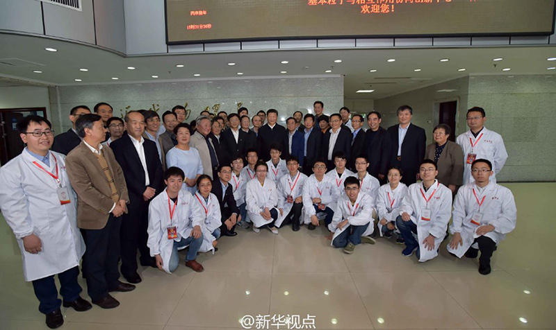 26日下午，習(xí)近平在中國科技大學(xué)自旋磁共振實驗室，了解實驗室進行量子物理實驗研究情況，並看望實驗室科研人員。