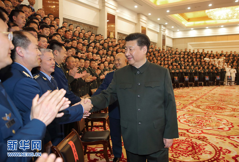 4月24日至27日，中共中央總書記、國家主席、中央軍委主席習(xí)近平在安徽調(diào)研。這是4月26日，習(xí)近平在合肥親切接見駐皖部隊(duì)師以上干部和作戰(zhàn)團(tuán)單位主官，代表黨中央和中央軍委向駐皖部隊(duì)全體官兵致以誠摯問候。新華社記者李剛攝