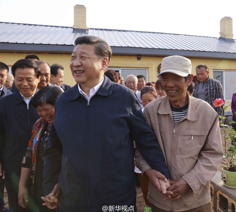 傍晚時(shí)分，習(xí)近平來到伊春上甘嶺林業(yè)局溪水經(jīng)營(yíng)所林場(chǎng)老職工劉養(yǎng)順家。他走進(jìn)廚房掀起鍋蓋：紅燒魚、燉豆角、貼餅子，農(nóng)家飯菜飄香，總書記笑著說“看著就好吃”。習(xí)近平又詢問老房子修復(fù)、水電路改造等一家人居住生活情況。夕陽(yáng)西下，習(xí)近平同劉養(yǎng)順一家還有街坊四鄰圍坐在小院裡聊家常，了解停伐后林業(yè)工人的收入渠道。習(xí)近平說，看到你們找到一些生產(chǎn)生活的出路我很高興。黨中央始終關(guān)心大家，黨和政府的政策會(huì)一以貫之，大家還要自力更生，找到新的門路，讓伊春老林區(qū)煥發(fā)青春活力。（文字:新華社記者霍小光，攝影:新華社記者蘭紅光、李濤）