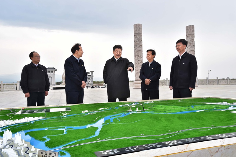 5月23日至25日，中共中央總書(shū)記、國(guó)家主席、中央軍委主席習(xí)近平在黑龍江考察調(diào)研。這是5月24日上午，習(xí)近平在我國(guó)東北端中俄邊界的黑瞎子島察看該島保護(hù)利用規(guī)劃。 新華社記者 李濤 攝