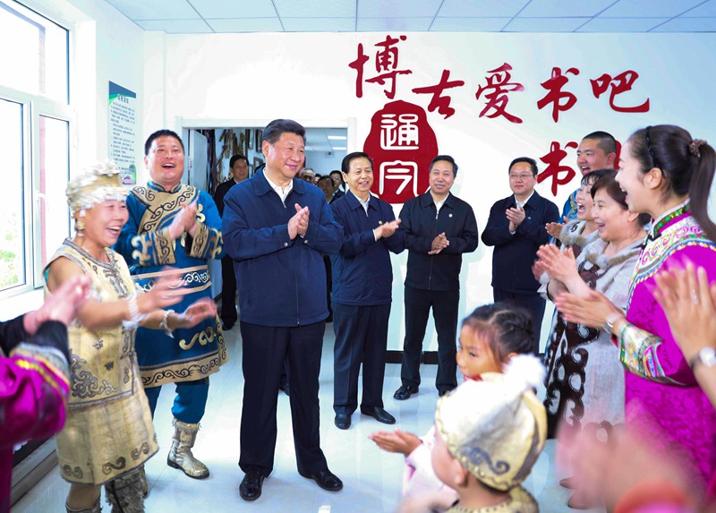 5月23日至25日，中共中央總書記、國家主席、中央軍委主席習(xí)近平在黑龍江考察調(diào)研。這是5月24日下午，習(xí)近平在佳木斯市同江市八岔赫哲族鄉(xiāng)八岔村觀看伊瑪堪說唱教學(xué)。 新華社記者 蘭紅光 攝