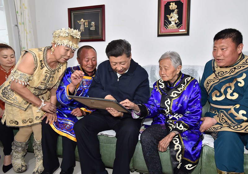 八岔赫哲族鄉(xiāng)八岔村，簇新的樓房排成行。習(xí)近平走進82歲的尤桂蘭家，這位四代同堂的老人，拉著總書記坐在沙發(fā)上聊家常，拿出一張珍藏60年的照片請總書記看。1956年，她隨少數(shù)民族代表團赴京，受到毛澤東主席親切接見。尤桂蘭連連說，黨的政策好，關(guān)心愛護少數(shù)民族。習(xí)近平祝老人家身體健康，日子越過越紅火。 （文字:新華社記者霍小光，攝影:新華社記者蘭紅光、李濤）