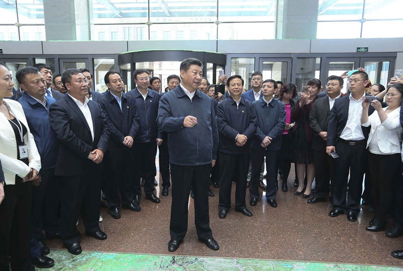 5月23日至25日，中共中央總書記、國家主席、中央軍委主席習(xí)近平在黑龍江考察調(diào)研。這是5月25日上午，習(xí)近平在哈爾濱科技創(chuàng)新創(chuàng)業(yè)大廈勉勵科技人員多出成果。 新華社記者 蘭紅光 攝