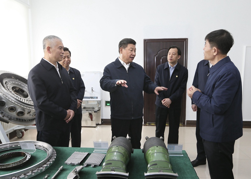 5月23日至25日，中共中央總書(shū)記、國(guó)家主席、中央軍委主席習(xí)近平在黑龍江考察調(diào)研。這是5月25日上午，習(xí)近平在中國(guó)船舶重工集團(tuán)公司第七〇三研究所了解小型燃?xì)廨啓C(jī)研發(fā)情況。 新華社記者 蘭紅光 攝