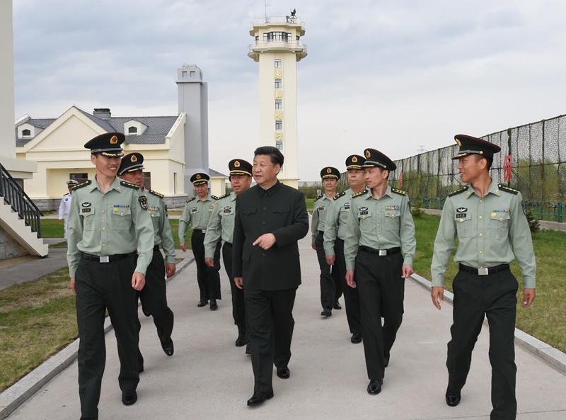 5月24日、25日，中共中央總書記、國家主席、中央軍委主席習(xí)近平親切看望慰問駐黑龍江部隊(duì)，代表黨中央和中央軍委向廣大官兵致以誠摯的問候。這是5月24日，習(xí)近平視察駐黑瞎子島邊防某團(tuán)10連，了解連隊(duì)建設(shè)情況。新華社記者 李剛 攝