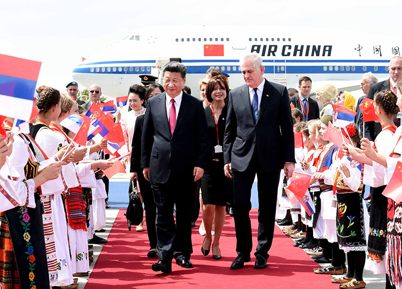 6月17日，國家主席習(xí)近平乘專機(jī)抵達(dá)貝爾格萊德，開始對塞爾維亞共和國進(jìn)行國事訪問。習(xí)近平和夫人彭麗媛在機(jī)場受到塞爾維亞總統(tǒng)尼科利奇夫婦的熱情迎接。新華社記者 饒愛民 攝