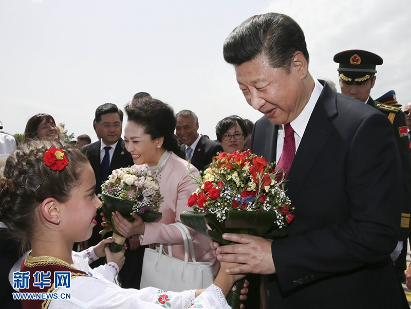 6月17日，國(guó)家主席習(xí)近平乘專機(jī)抵達(dá)貝爾格萊德，開(kāi)始對(duì)塞爾維亞共和國(guó)進(jìn)行國(guó)事訪問(wèn)。塞爾維亞少年兒童向習(xí)近平和夫人彭麗媛獻(xiàn)上鮮花。新華社記者 蘭紅光 攝