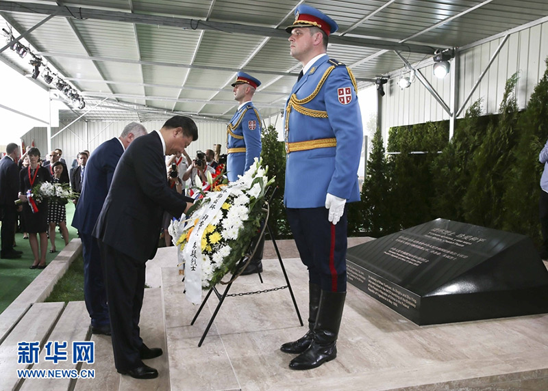 當?shù)貢r間6月17日下午，剛剛抵達貝爾格萊德開始對塞爾維亞進行國事訪問的國家主席習近平和夫人彭麗媛，第一場活動就是前往中國駐南聯(lián)盟被炸使館舊址，憑吊在使館被炸事件中英勇犧牲的邵雲(yún)環(huán)、許杏虎和朱穎3位烈士。新華社記者 饒愛民 攝