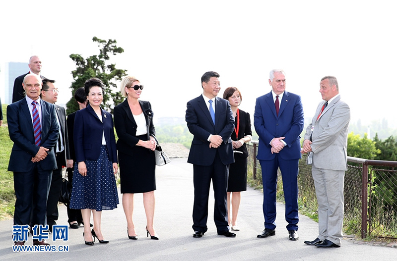 6月17日，中國(guó)國(guó)家主席習(xí)近平和夫人彭麗媛在塞爾維亞總統(tǒng)尼科利奇夫婦陪同下參觀具有悠久歷史的貝爾格萊德卡萊梅格丹公園。 新華社記者馬佔(zhàn)成 攝