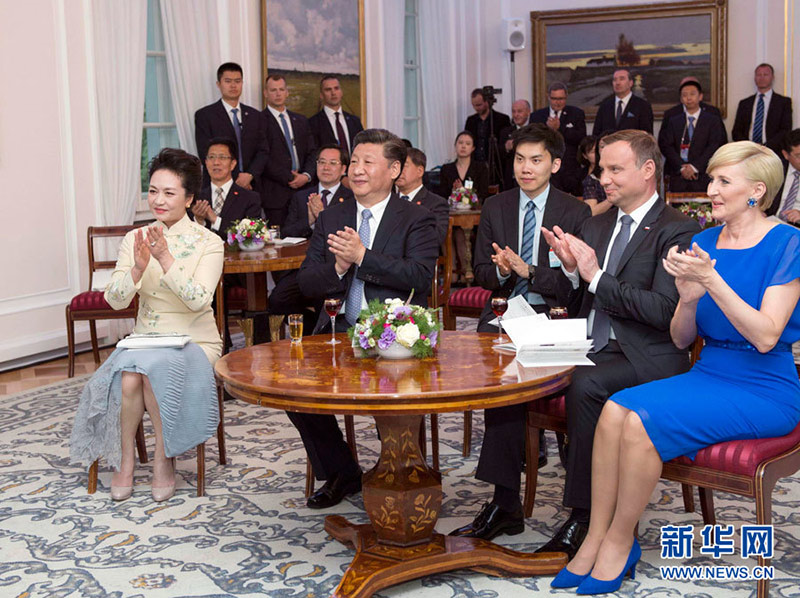 6月19日，國(guó)家主席習(xí)近平和夫人彭麗媛下午抵達(dá)波蘭首都華沙，當(dāng)晚即應(yīng)邀來(lái)到貝爾維德宮做客。這是習(xí)近平和彭麗媛同杜達(dá)夫婦共同欣賞波蘭馬佐夫舍民族歌舞團(tuán)的精彩演出。新華社記者 謝環(huán)馳 攝