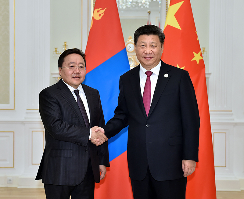 6月23日，國(guó)家主席習(xí)近平在塔什干會(huì)見(jiàn)蒙古國(guó)總統(tǒng)額勒貝格道爾吉。 新華社記者李濤攝