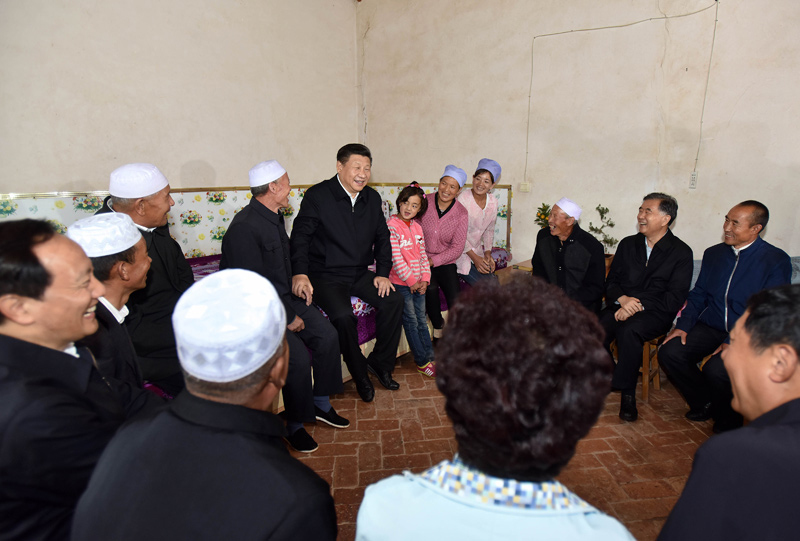 這是7月18日下午，習(xí)近平在固原市涇源縣大灣鄉(xiāng)楊嶺村村民馬克俊家同一家人和村民代表親切交談。新華社記者李濤攝