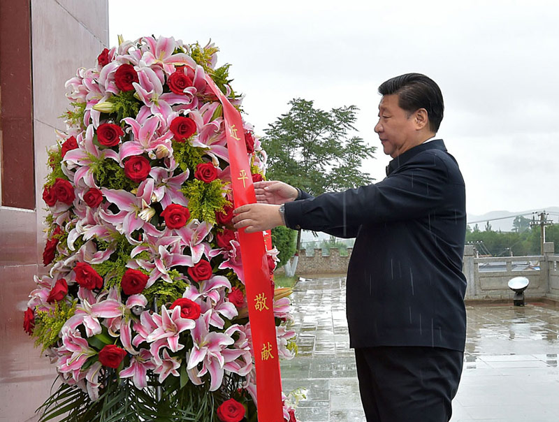 這是7月18日上午，習(xí)近平在固原市西吉縣將臺(tái)堡向紅軍長(zhǎng)征會(huì)師紀(jì)念碑敬獻(xiàn)花籃。新華社記者李濤攝