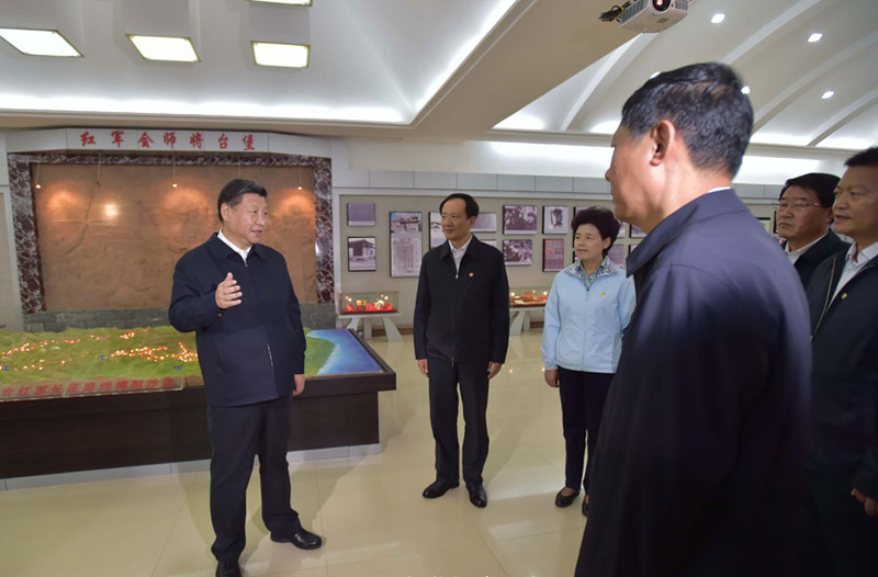 這是7月18日上午，習(xí)近平在固原市西吉縣將臺(tái)堡參觀三軍會(huì)師紀(jì)念館。新華社記者李濤攝