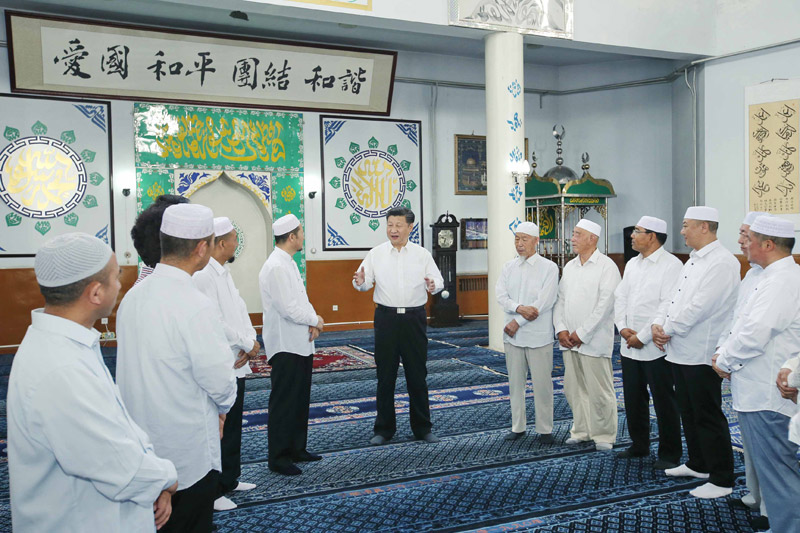這是7月19日上午，習(xí)近平在銀川市新城清真寺同寧夏伊斯蘭教界人士交流。新華社記者鞠鵬攝