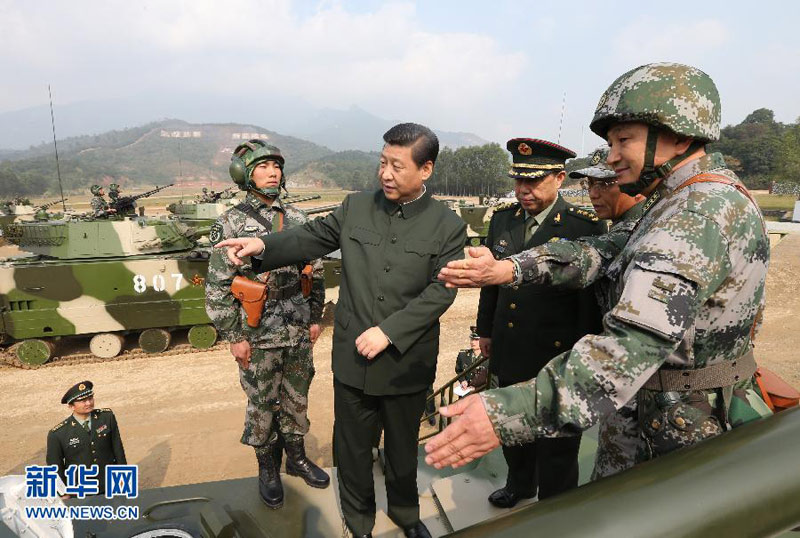 2012年12月10日，習(xí)近平在廣州軍區(qū)某部訓(xùn)練場(chǎng)，登上兩棲突擊車了解裝備情況。王建民攝 