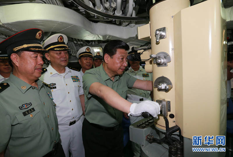 2013年4月9日，習(xí)近平視察某新型潛艇，了解武器裝備性能。李剛 攝