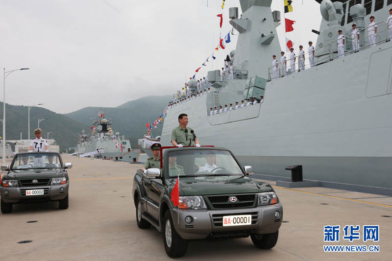 2013年4月9日，習(xí)近平登上敞篷車，依次檢閱岳陽(yáng)艦、衡水艦、玉林艦等艦艇。李剛 攝