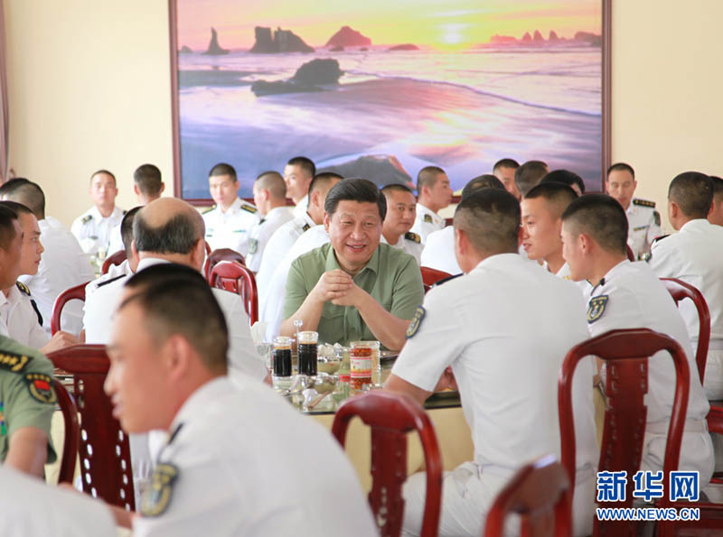 2013年4月9日，習(xí)近平在水兵餐廳，同水兵們共進(jìn)午餐。李剛 攝